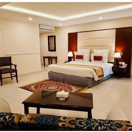 Hotel New Mid City 물탄 외부 사진