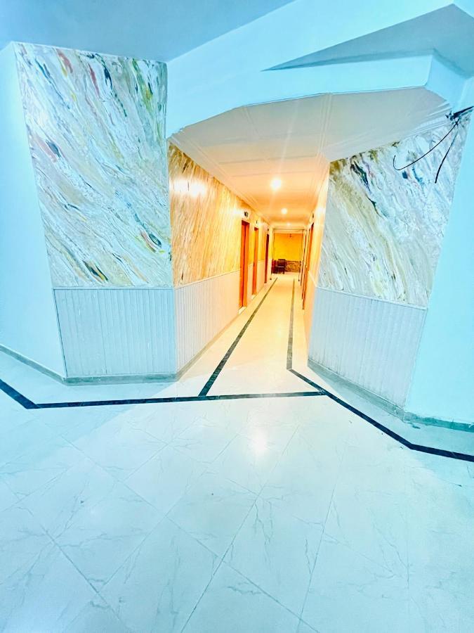 Hotel New Mid City 물탄 외부 사진