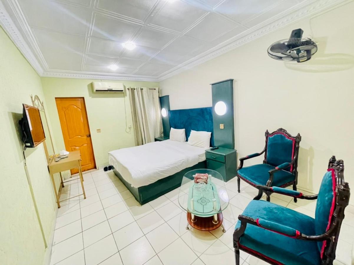 Hotel New Mid City 물탄 외부 사진