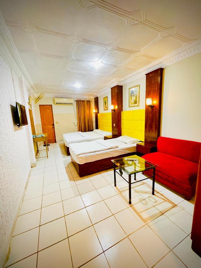 Hotel New Mid City 물탄 외부 사진