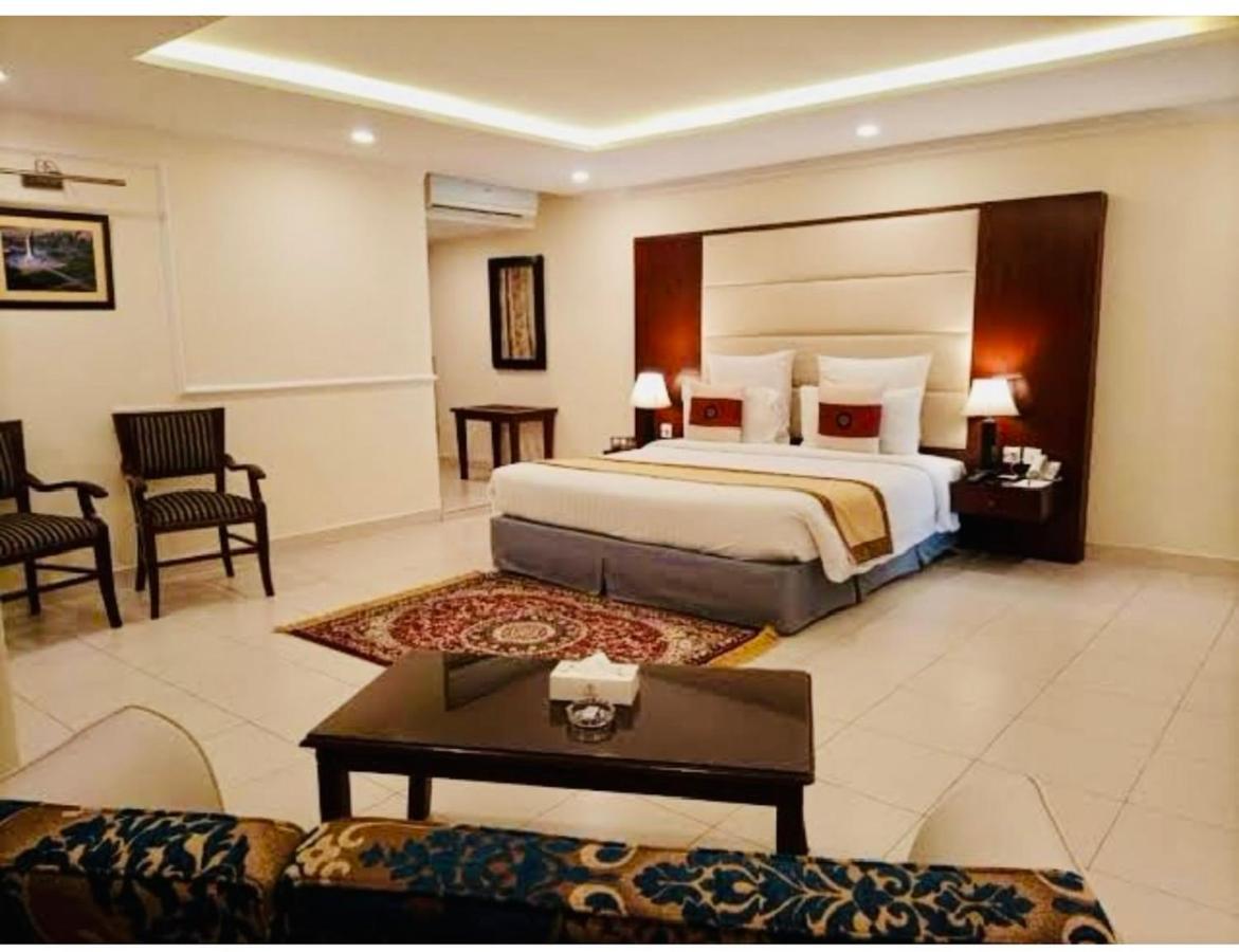 Hotel New Mid City 물탄 외부 사진
